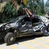 Chiếc xe ô tô bị biến dạng hoàn toàn sau vụ tai nạn. (Ảnh: Xuân Triệu/TTXVN)