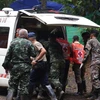 Nhân viên cứu hộ chuyển các thành viên đội bóng sau khi được cứu khỏi hang Tham Luang lên xe cứu thương. (Nguồn: EPA/TTXVN)