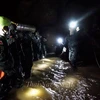 Lực lượng cứu hộ chuyển thiết bị vào hang Tham Luang trong chiến dịch giải cứu các thành viên đội bóng. (Nguồn: EPA/TTXVN)