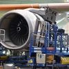 Nhân viên kỹ thuật của Airbus lắp ráp các linh kiện máy bay tại nhà máy ở Toulouse, Pháp. (Nguồn: AFP/TTXVN)