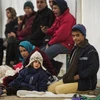 Người di cư chờ làm thủ tục đăng ký lưu trú tại Berlin, Đức. (Nguồn: AFP/TTXVN)