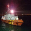 Tàu SAR 274 đưa nạn nhân về cập bờ tại Đà Nẵng. (Ảnh: TTXVN phát)