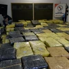 Cảnh sát Paraguay trưng bày số cần sa thu giữ trong các chiến dịch truy quét tội phạm ma túy ở Guayaibi. (Nguồn: AFP/TTXVN)