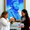 Tổng Thư ký Liên đoàn phụ nữ Cuba Teresa Amarelle Boué trao quà lưu niệm cho Chủ tịch Hội Liên hiệp Phụ nữ Việt Nam Nguyễn Thị Thu Hà. (Ảnh: Lê Hiền/TTXVN)