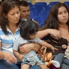 Bà mẹ và trẻ em nhập cư chờ sự hỗ trợ của các tình nguyện viên tại một trung tâm nhân đạo ở bang Texas, Mỹ. (Nguồn: AFP/TTXVN)