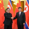 Nhà lãnh đạo Triều Tiên Kim Jong-un (trái) và Chủ tịch Trung Quốc Tập Cận Bình tại cuộc hội đàm diễn ra ngày 20/6. (Nguồn: THX/TTXVN)