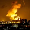 Khói lửa bốc lên sau một vụ không kích của các lực lượng Israel tại Gaza. (Nguồn: AFP/TTXVN)