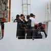 Người di cư trên tàu tuần duyên Diciotti của Italy tại cảng ở Trapani. (Nguồn: AFP/TTXVN)