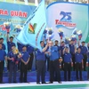 Bí thư Thành ủy Thành phố Hồ Chí Minh Nguyễn Thiện Nhân (bên phải) trao cờ xuất quân Chiến dịch tình nguyện Mùa hè Xanh lần thứ 25. (Ảnh: Xuân Dự/TTXVN)
