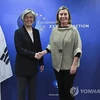 Đại diện cấp cao EU Federica Mogherini và Ngoại trưởng Hàn Quốc Kang Kyung-wha. (Nguồn: Yonhap)