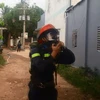 Chiến sỹ Cảnh sát phòng cháy chữa cháy đeo mặt nạ chống khí độc tiếp cận hiện trường. (Ảnh: Nguyễn Văn Việt/TTXVN)