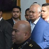 Cựu Thủ tướng Malaysia Najib Razak (giữa) tới trình diện Ủy ban chống tham nhũng (MACC) ở Putrajaya. (Nguồn: AFP/TTXVN)
