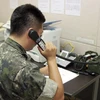 Binh sỹ thuộc Bộ Thống nhất Hàn Quốc liên lạc với người đồng cấp Triều Tiên qua đường dây nóng quân sự hai miền. (Nguồn: EPA/TTXVN)
