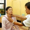 Khám, chữa bệnh bướu cổ ở Trung tâm nội tiết tỉnh Hoà Bình. (Ảnh: Hữu Oai/TTXVN)