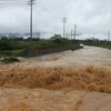 Nước lũ cuồn cuộn đổ về suối Dè, phường Hữu Nghị, thành phố Hòa Bình. (Ảnh: Nhan Sinh/TTXVN)