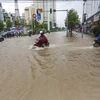 Ngập lụt tại khu vực ngã tư Tố Hữu-Lương Thế Vinh. (Ảnh: Lê Minh Sơn/TTXVN phát)