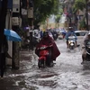 Ngập nước tại phố Quan Nhân và Vũ Trọng Phụng. (Ảnh: Minh Sơn/Vietnam+)