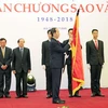 Chủ tịch nước Trần Đại Quang trao tặng Huân chương Sao Vàng cho Liên hiệp các Hội Văn học nghệ thuật Việt Nam. (Ảnh: Nhan Sáng/TTXVN)