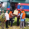 Chuyển hàng cứu trợ giúp đồng bào tỉnh Attapeu (Lào) khắc phục hậu quả sự cố vỡ đập. Ảnh: TTXVN phát