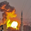 Khói lửa bốc lên sau cuộc ném bom của quân đội Israel tại Gaza. (Nguồn: AFP/TTXVN)