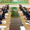 Thứ trưởng Ngoại giao Trung Quốc kiêm Đặc phái viên về vấn đề Triều Tiên Khổng Huyễn Hựu (thứ 5, trái) trong cuộc gặp Thứ trưởng Ngoại giao Triều Tiên Ri Kil-song (thứ 4, phải) tại Bình Nhưỡng ngày 25/7. (Nguồn: THX/TTXVN)