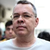 Linh mục Andrew Brunson bị cảnh sát Thổ Nhĩ Kỳ áp giải tại Izmir. (Nguồn: AFP/TTXVN)