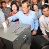 Thủ tướng Campuchia đồng thời là Chủ tịch CPP Samdech Techo Hun Sen đi bầu tại điểm bỏ phiếu ở thành phố Ta Khmau, tỉnh Kandal.