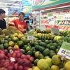 Mua sắm hàng hóa tại siêu thị Big C Long Biên (Hà Nội). (Ảnh: Trần Việt/TTXVN)