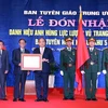 Thủ tướng Nguyễn Xuân Phúc trao tặng danh hiệu Anh hùng Lực lượng vũ trang nhân dân cho Ban Tuyên huấn Khu ủy Khu 5. (Ảnh: Thống Nhất/TTXVN)