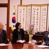 Đại sứ Nguyễn Vũ Tú tới chào và chúc mừng tân Chủ tịch Quốc hội Moon Hee-sang. (Ảnh: Mạnh Hùng/Vietnam+)