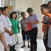 Đoàn kiểm tra công tác đáp ứng y tế cho người dân vùng ngập lụt tại Trạm y tế dã chiến xã Nam Hải, huyện Chương Mỹ. (Ảnh: Tuyết Mai/TTXVN)
