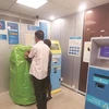 Nhân viên ngân hàng niêm phong các máy ATM bị rút trộm tiền. (Nguồn: indianexpress.com)
