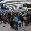 Hành khách chờ đợi tại sân bay Heathrow. (Nguồn: AFP/TTXVN)