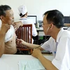Khám bệnh tại Trạm y tế xã Minh Châu, huyện Ba Vì. (Ảnh: TTXVN/Vietnam+)