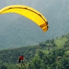 Chơi dù bay tại đèo Khau Phạ. (Ảnh: Thế Duyệt/TTXVN)