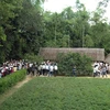 Người dân thăm quê nội của Bác tại làng Sen, xã Kim Liên. (Ảnh: Lan Xuân/TTXVN)