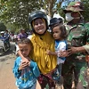Binh sỹ Indonesia giúp đỡ sơ tán người dân sau trận động đất ở Tanjung, trên đảo Lombok. (Nguồn: AFP/TTXVN)