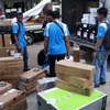 Các nhân viên phục vụ đang vận chuyển các linh kiện và thiết bị điện tử phục vụ cho ASIAD 2018. (Ảnh: Trọng Tuệ/TTXVN