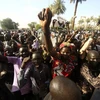 Người dân vui mừng sau lễ ký thỏa thuận chia sẻ quyền lực giữa Chính phủ Nam Sudan và phe đối lập tại tại Khartoum. (Nguồn: THX/TTXVN)