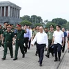 Thủ tướng Nguyễn Xuân Phúc đi kiểm tra công tác bảo dưỡng, tu bổ định kỳ Lăng Chủ tịch Hồ Chí Minh. (Ảnh: Thống Nhất/TTXVN)