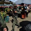 Binh sỹ Venezuela kiểm tra một khu chợ ở Coche trong nỗ lực kiểm soát giá cả hàng hóa. (Nguồn: AFP/TTXVN)