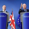 Bộ trưởng phụ trách Brexit của Anh Dominic Raab (trái) và Trưởng đoàn đàm phán Brexit của EU Michel Barnier tại cuộc họp báo sau vòng đàm phán ở Brussels, Bỉ ngày 21/8. (Nguồn:AFP/TTXVN)