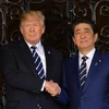 Tổng thống Mỹ Donald Trump (trái) và Thủ tướng Nhật Bản Shinzo Abe tại cuộc gặp ở Florida, Mỹ ngày 17/4. (Nguồn: AFP/TTXVN)