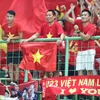 Các cổ động viên Việt Nam trên sân Patriot Chandrabhaga (Bekasi, Indonesia) ăn mừng sau chiến thắng của đội tuyển. (Ảnh: Hoàng Linh/TTXVN)
