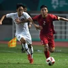 Pha tranh bóng giữa hậu vệ Phạm Xuân Mạnh (phải) với cầu thủ Olympic Hàn Quốc Na Sang-ho tại trận bán kết. (Nguồn: AFP/TTXVN)