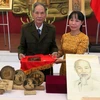 Các cá nhân trao tặng hiện vật cho Bảo tàng Hồ Chí Minh tại Thừa Thiên-Huế. (Ảnh: Tường Vi/TTXVN)