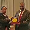 Thượng tướng Võ Trọng Việt tặng quà lưu niệm Phó Chủ tịch Quốc hội Nam Phi Solomon Lechesa Tsenoli. (Ảnh: Lê Đình Lượng/TTXVN) 
