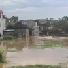 Nhiều ngôi nhà ở xã Thiệu Dương và phường Đông Hải bị ngập sâu trong nước. (Ảnh: Hoa Mai/TTXVN)