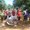 Cán bộ Hội Chữ thập Đỏ tỉnh Thanh Hóa trao quà đến người dân vùng lũ huyện Yên Định. (Ảnh: Khiếu Tư/TTXVN)