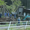 Cảnh sát và lực lượng cứu hộ tìm kiếm nạn nhân tại một ngôi nhà bị đổ sập do lở đất sau trận động đất ở tỉnh Hokkaido, Nhật Bản. (Nguồn: AFP/TTXVN)